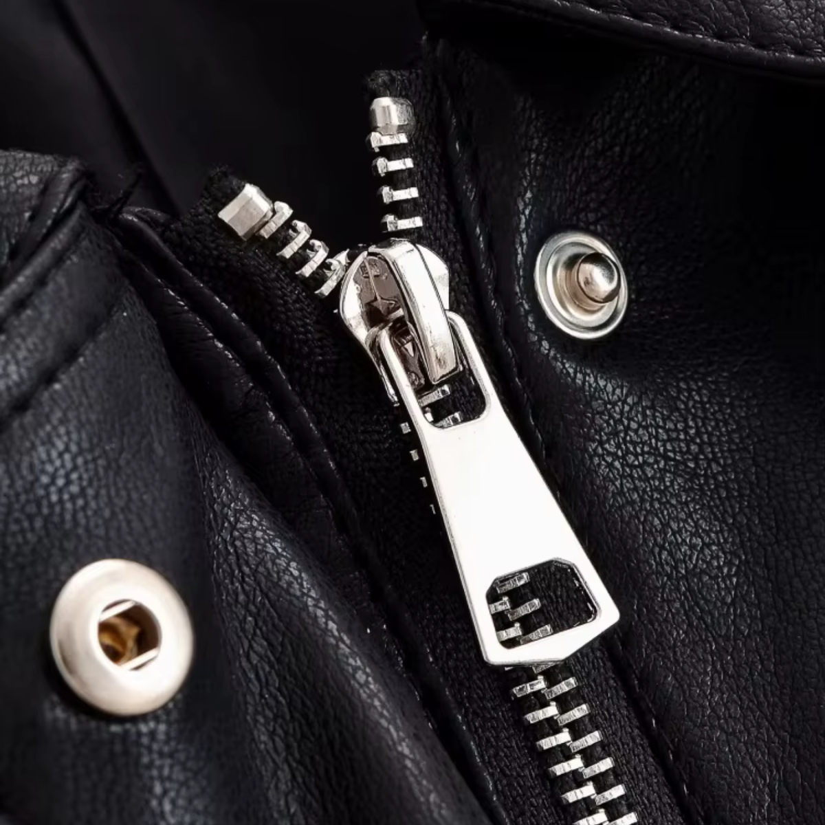 Schwarze Kunstlederjacke mit Gürtel
