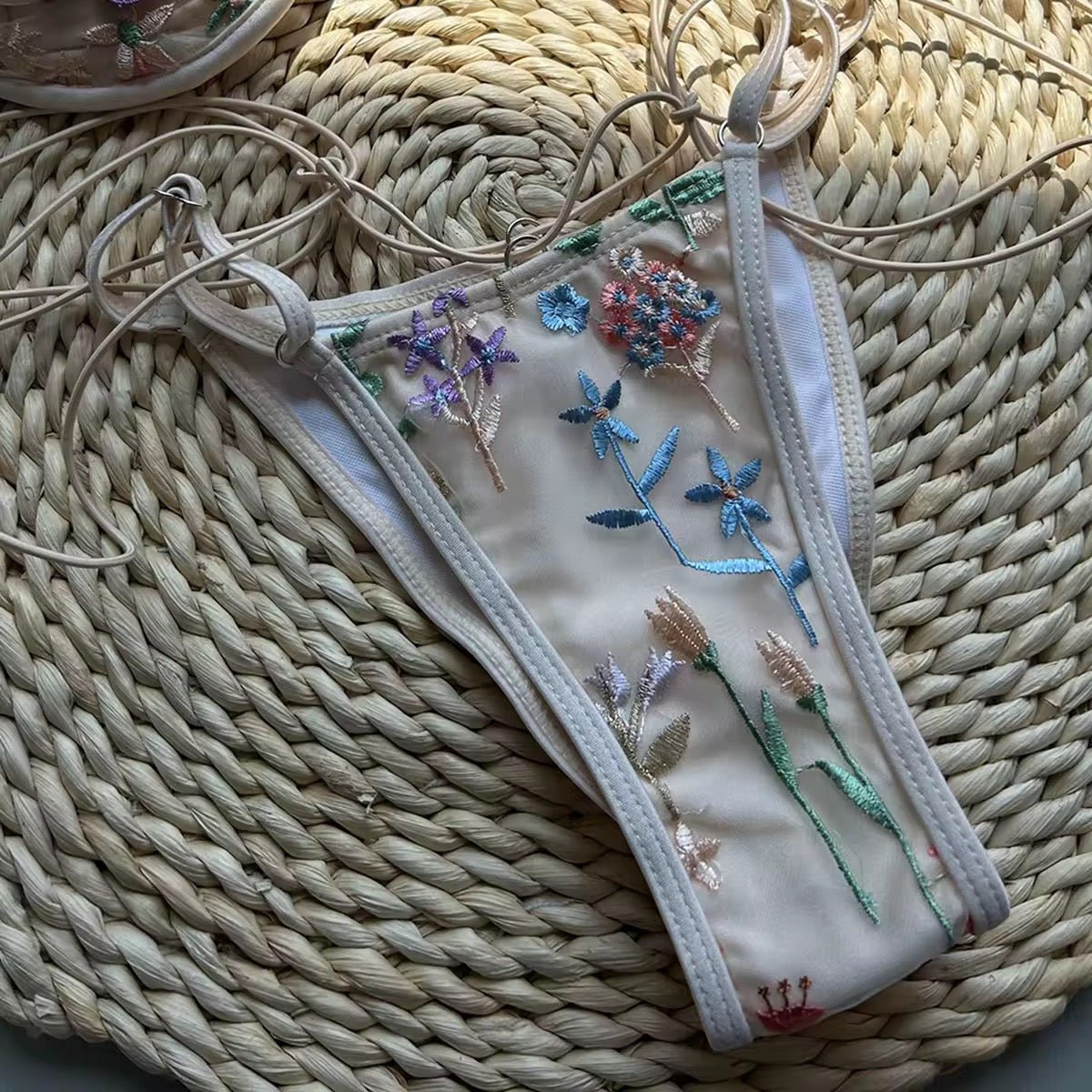 Flower Glow Bikini mit Stickerei - Fav Avenue