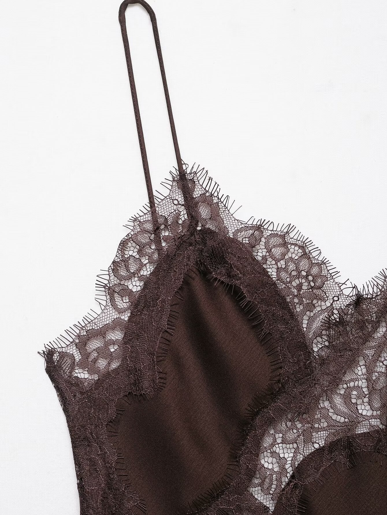 Yelina – Satin - Spitzenkleid mit asymmetrischem Saum - Fav Avenue