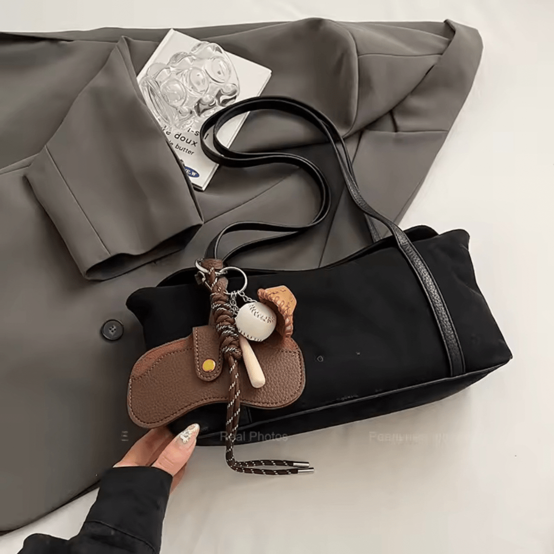 Schultertasche mit Anhänger - Fav Avenue